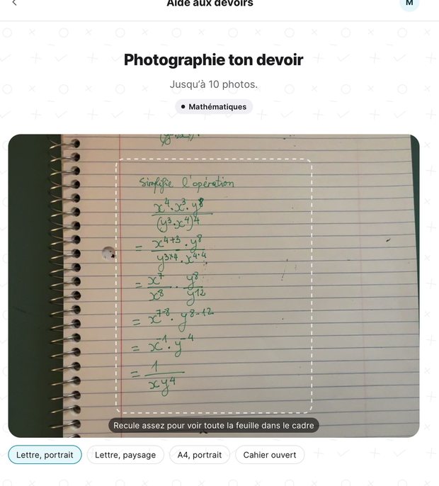 L'élève photographie la feuille de son devoir de mathématiques dans Silex.
